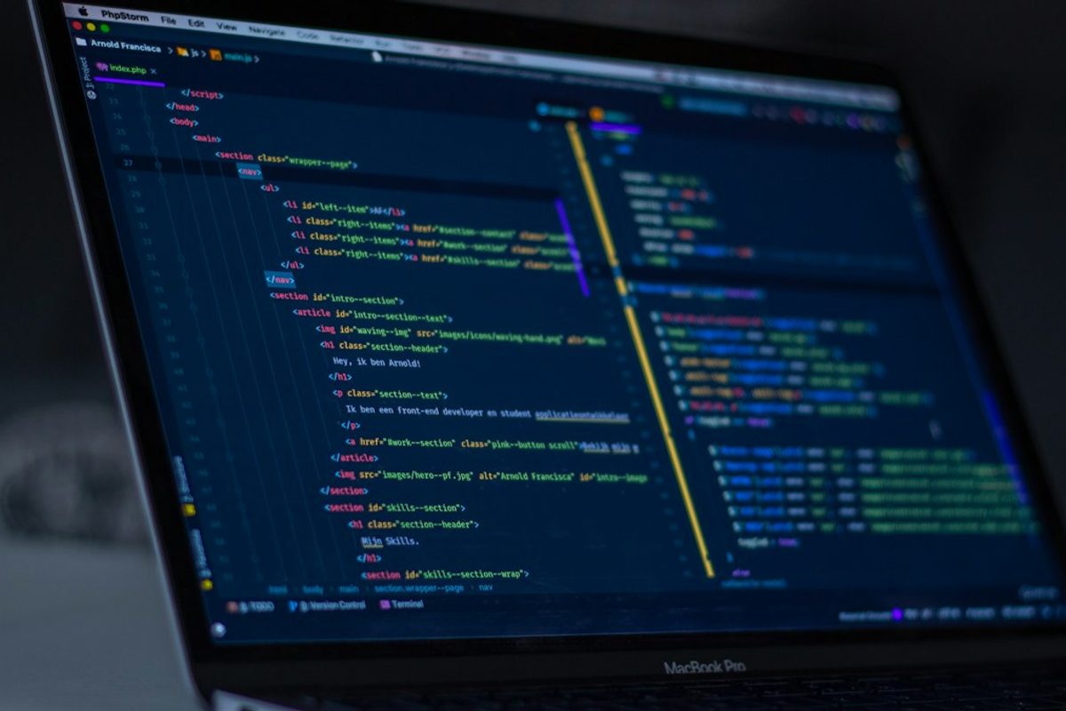 Kode program di layar monitor dengan sintaks bersih