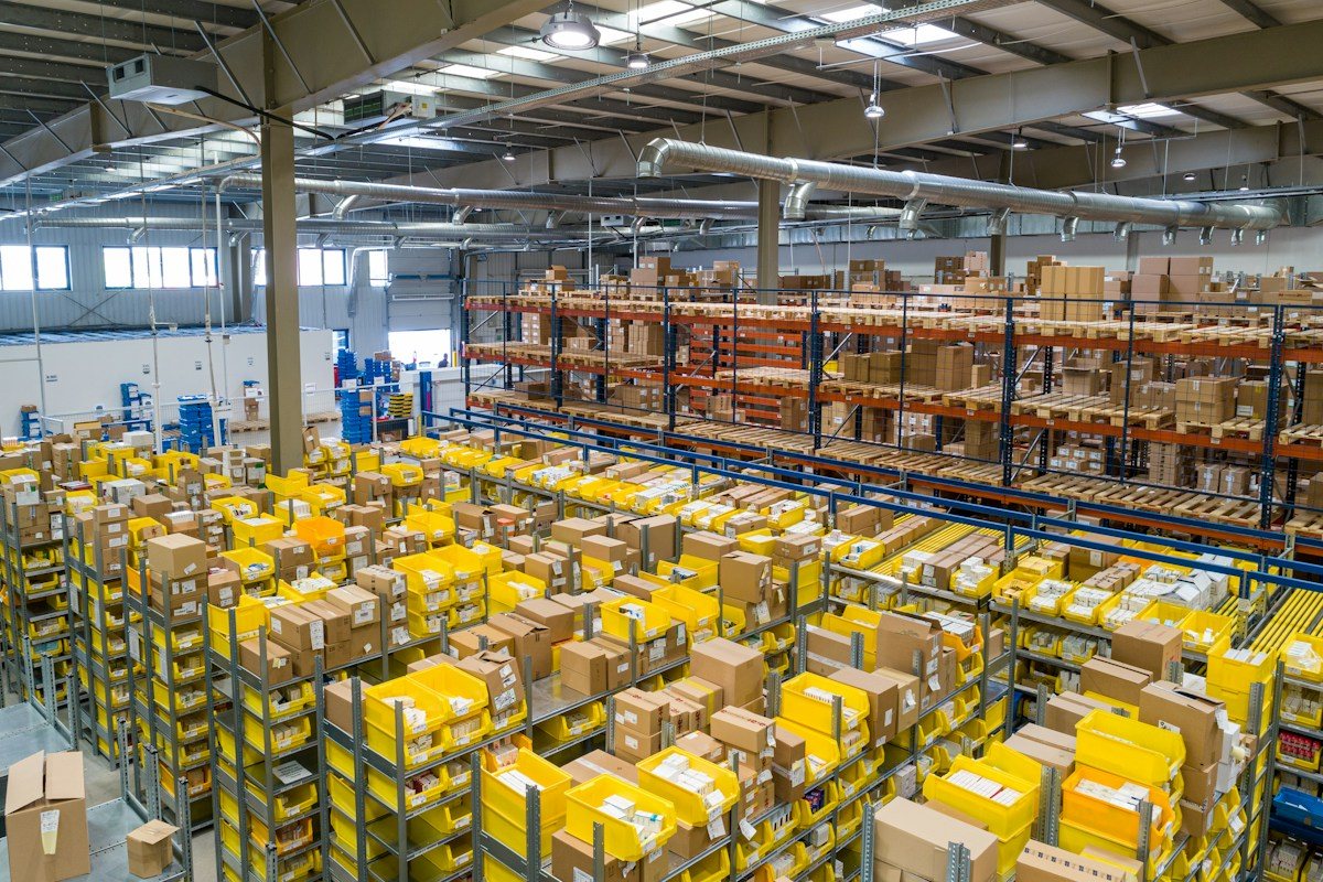 Gudang logistik penyimpanan beras modern dengan tumpukan karung beras cadangan pangan pemerintah