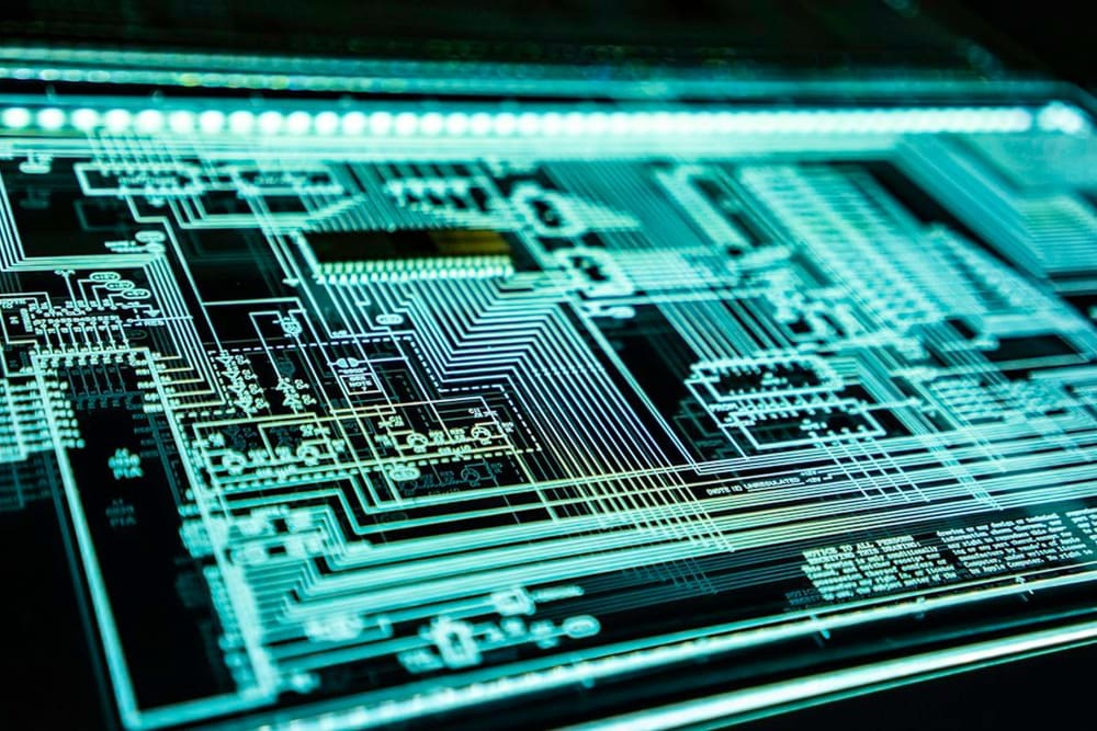 Papan sirkuit elektronik dan mikrocip silikon dalam fasilitas manufaktur semikonduktor