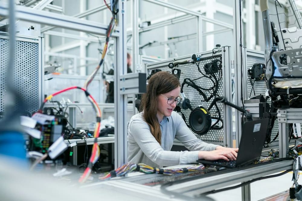 Pekatnya proses kimia baterai mobil listrik di fasilitas manufaktur robotik