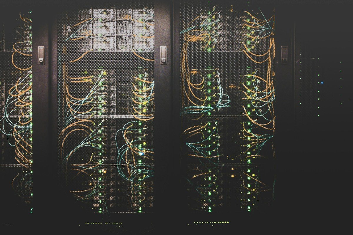 Rak server data center berteknologi tinggi dengan kabel serat optik dan sistem monitoring keamanan jaringan siber