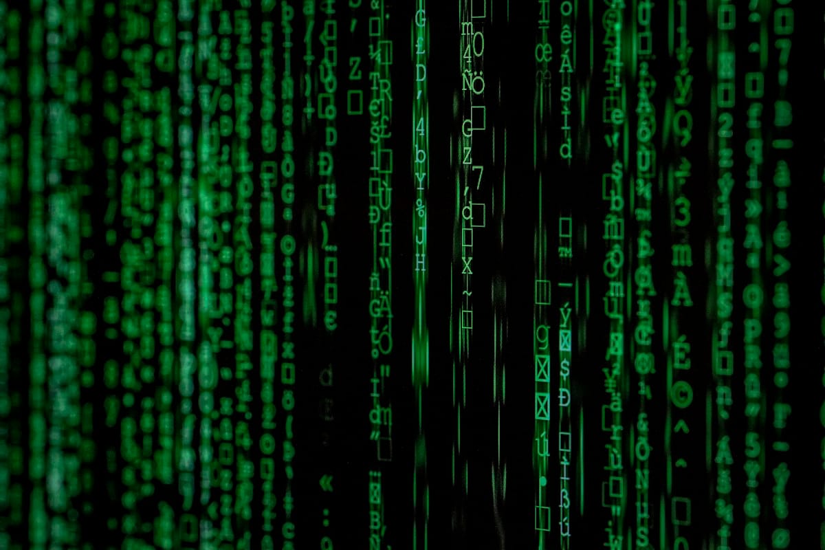 Kode enkripsi digital biner dan visualisasi proteksi keamanan data siber perbankan