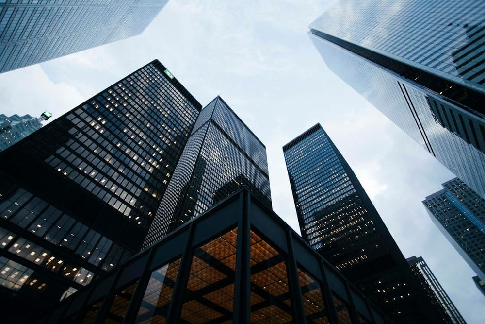 Pencakar langit distrik bisnis modern yang melambangkan tata kelola fiskal dan investasi berkelanjutan