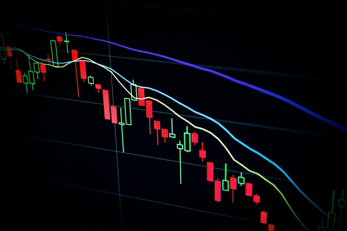 Layar terminal data perdagangan bursa efek menampilkan grafik harga unit karbon dan indeks keuangan berkelanjutan