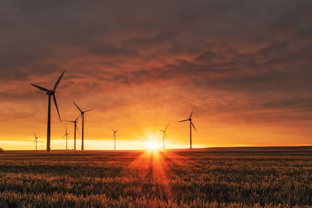 Pipa uap panas bumi dan fasilitas pembangkit energi terbarukan di lereng bukit