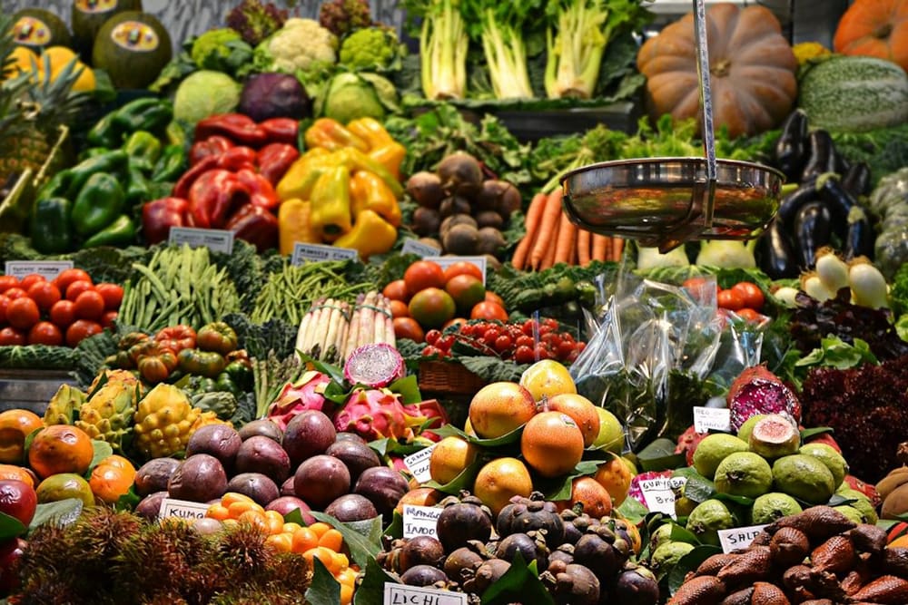 Pasar tradisional dengan komoditas bahan pangan segar teratur