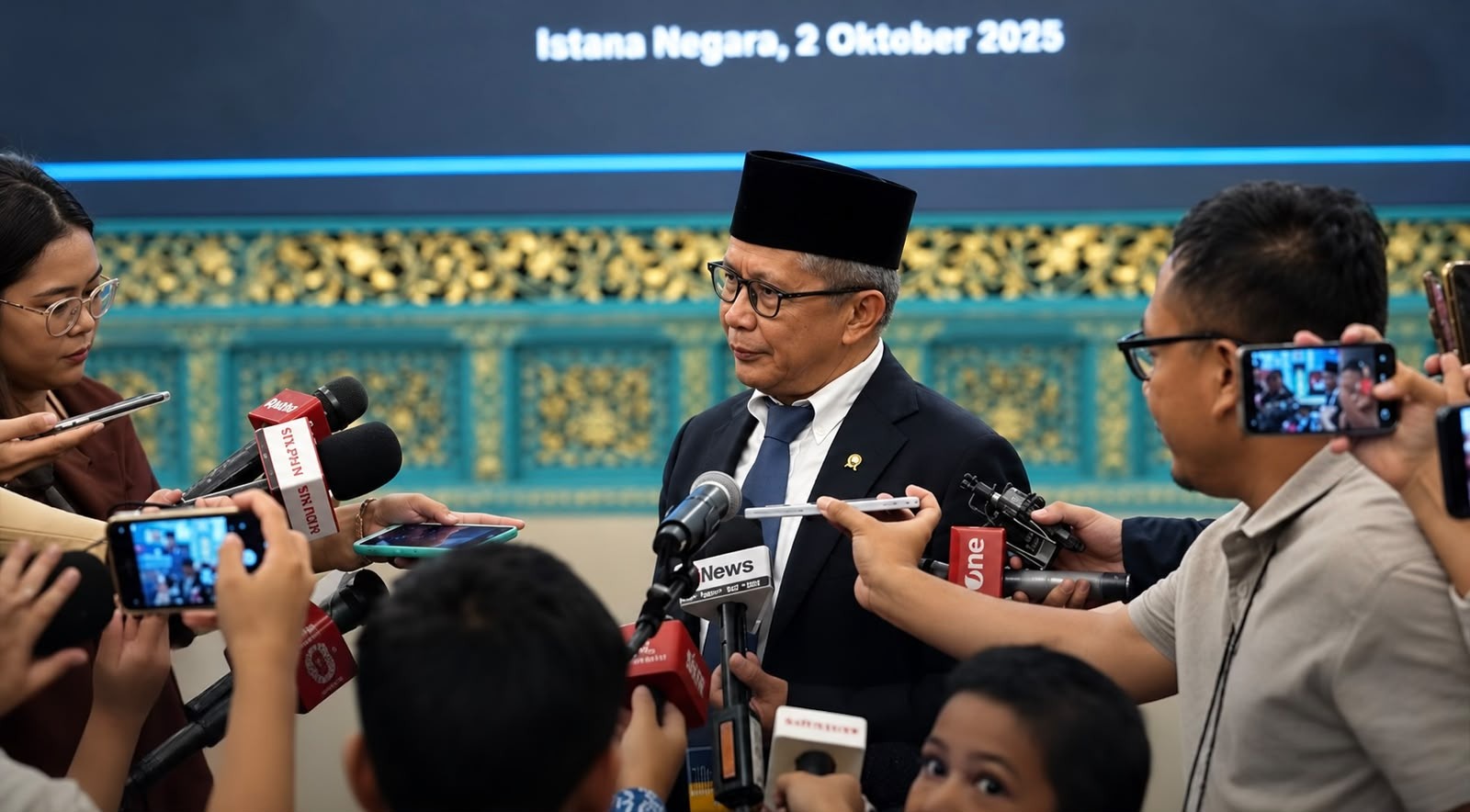 Rocky Gerung melayani wawancara doorstop awak media di Istana Negara Jakarta usai resmi dilantik menjadi anggota Wantimpres