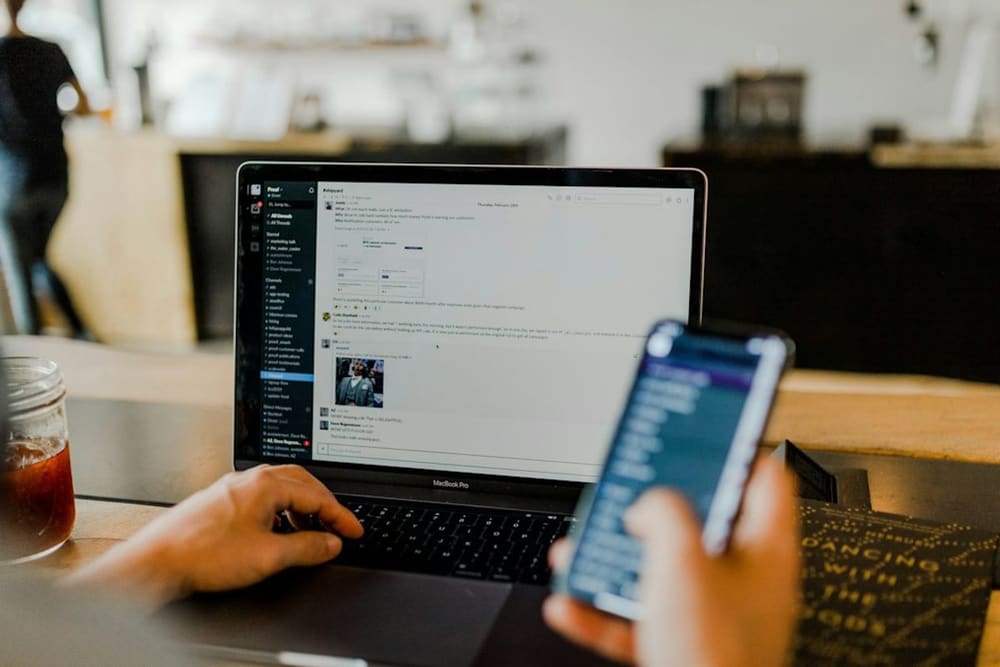 Gembok pengaman digital dengan ilustrasi enkripsi data siber